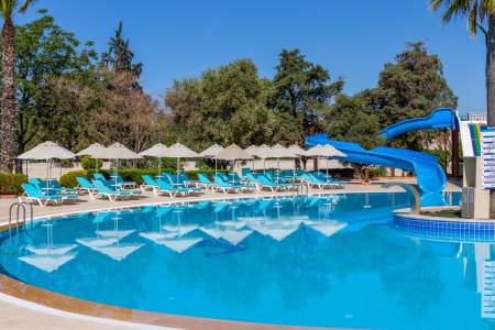 THE HOLIDAY RESORT HOTEL Pools & Beach